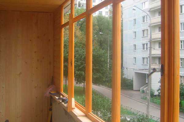 Деревянное остекление балкона